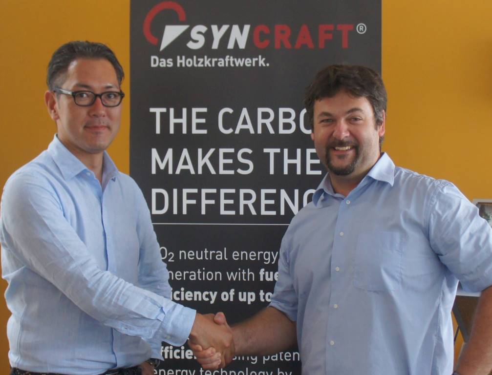 Shingo Numa, CEO von Forest Energy, und Marcel Huber, CEO des MCI-Spin-offs Syncraft, besiegeln die Zusammenarbeit. Foto: Syncraft.