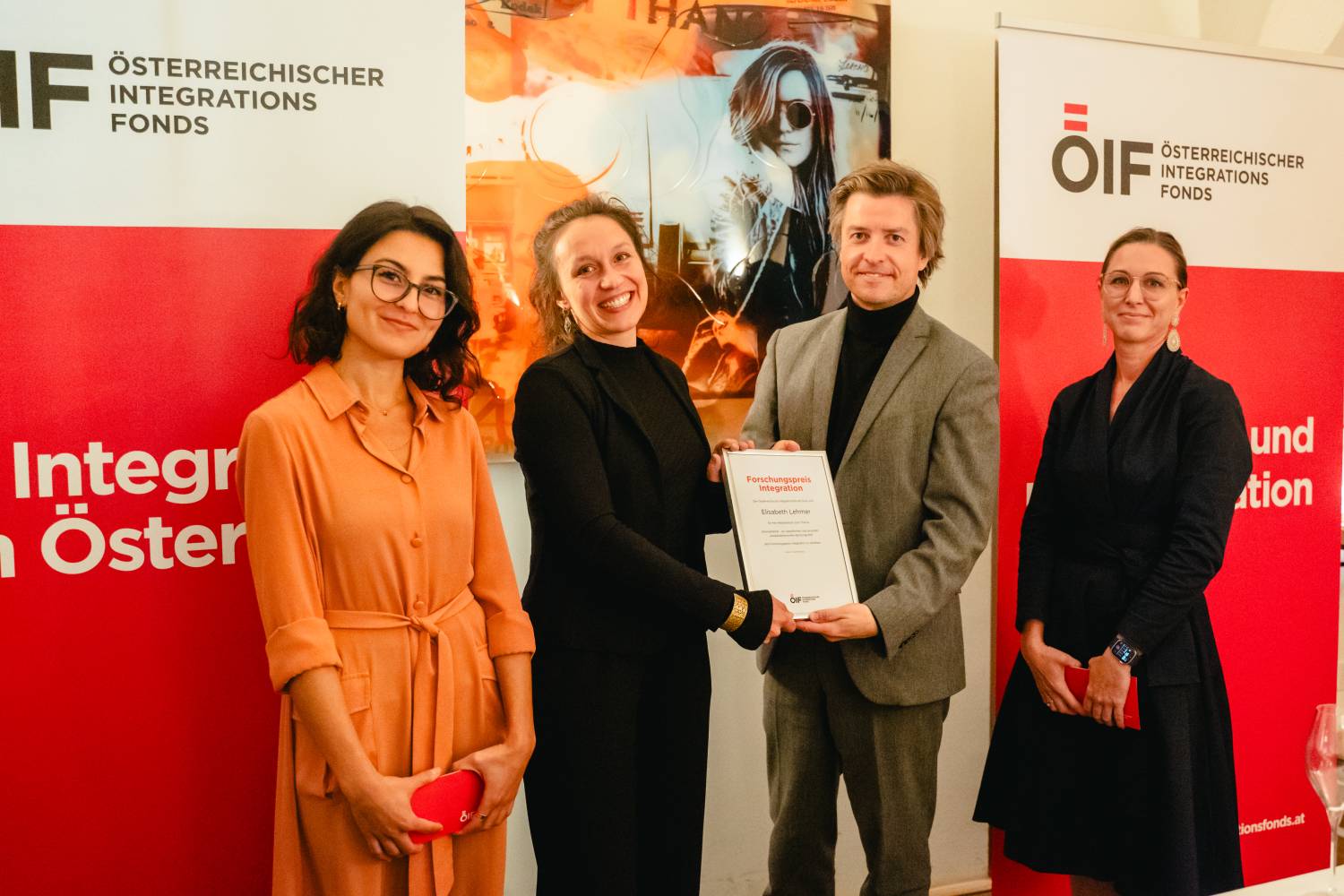 Elisabeth Lehmer (2.v.l.) nimmt den ÖIF Forschungspreis entgegen. ©ÖIF/Soldatenko