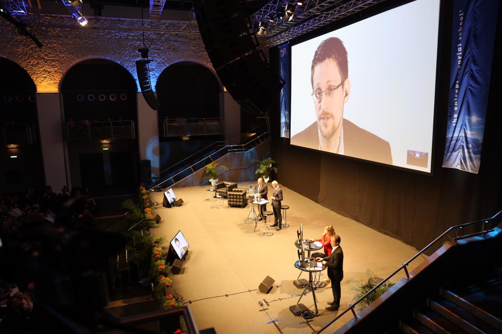 On stage: Andreas Altmann, Robert Tibbo and representatives of the APA