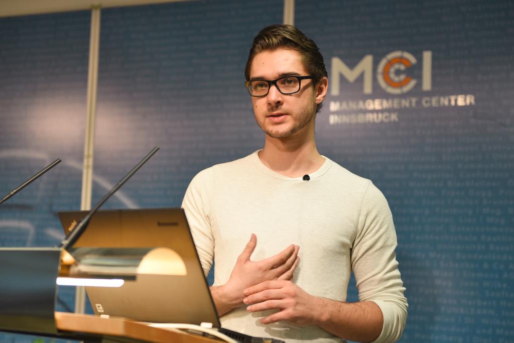Dominik Schiener während seines Vortrags am MCI