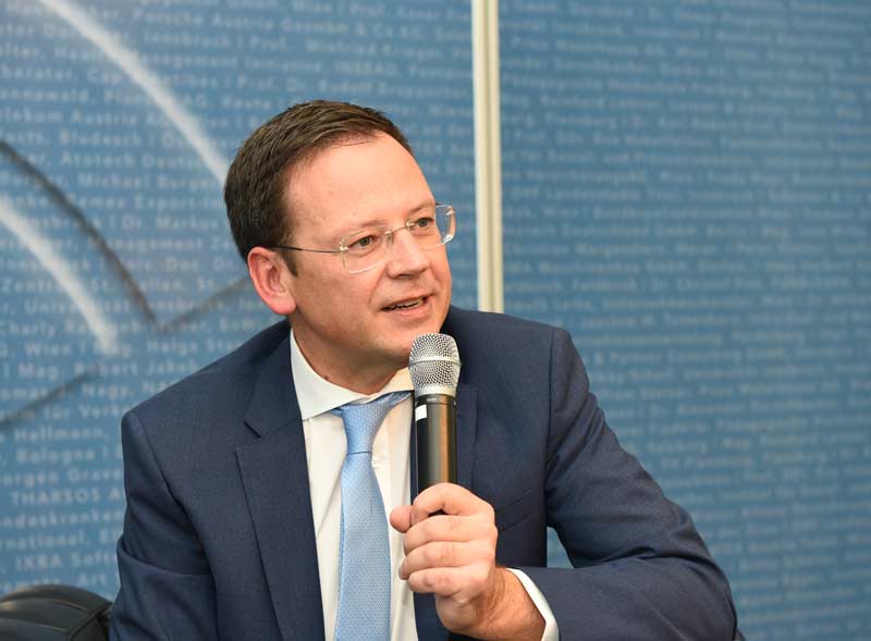 Mag. Klaus Kumpfmüller with a microphone