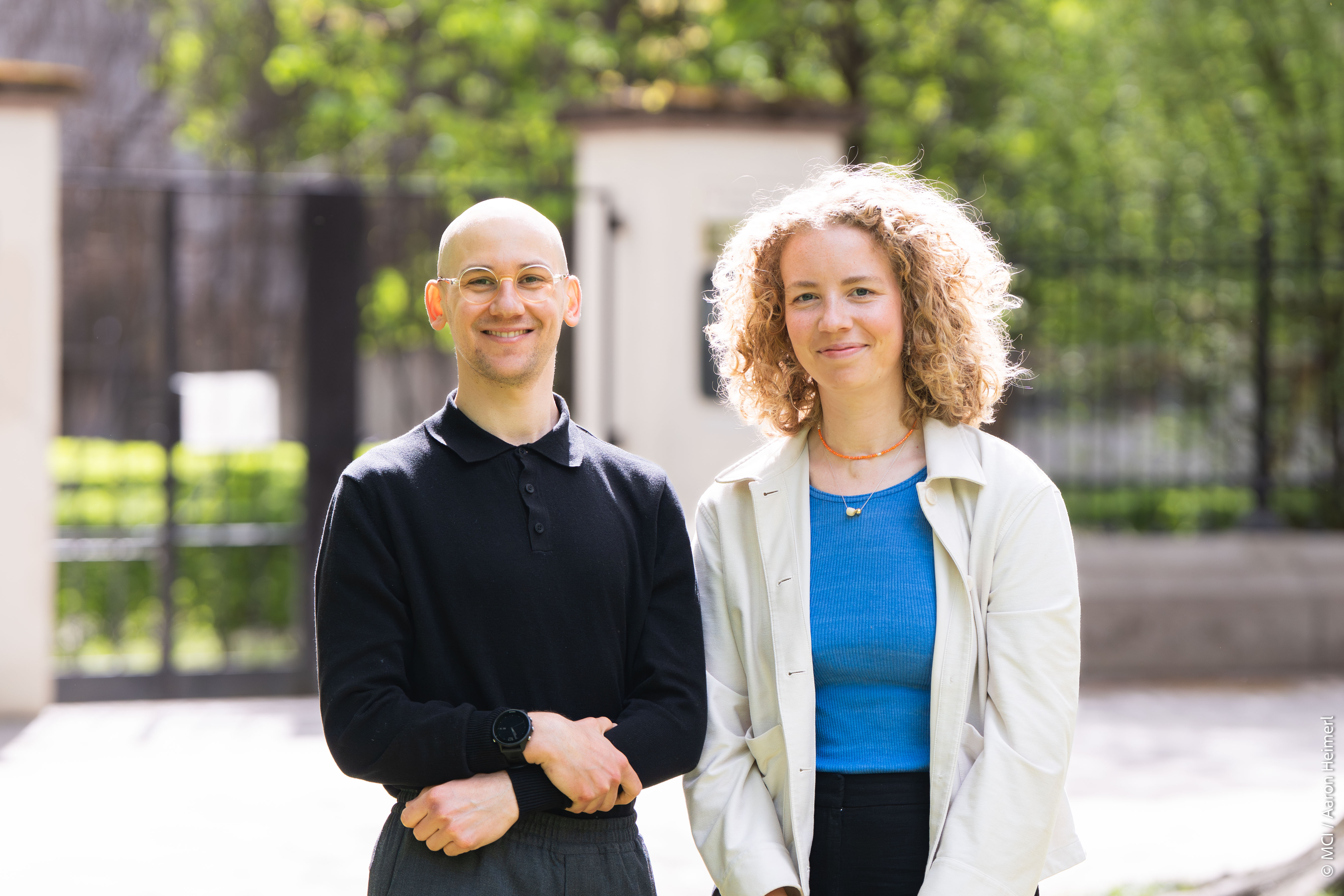<p>Moritz Reisberger mit Lena Rolvering, Absolventin des Masterstudiengangs Soziale Arbeit, Sozialpolitik & -management</p>