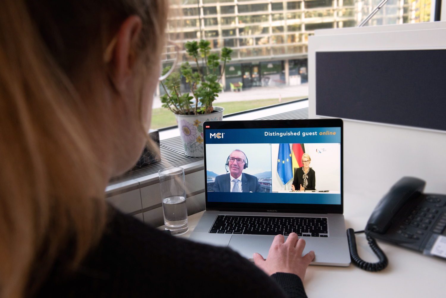 Bundesministerin Anja Karliczek (re.) im Gespräch mit MCI-Rektor Andreas Altmann. Foto:MCI