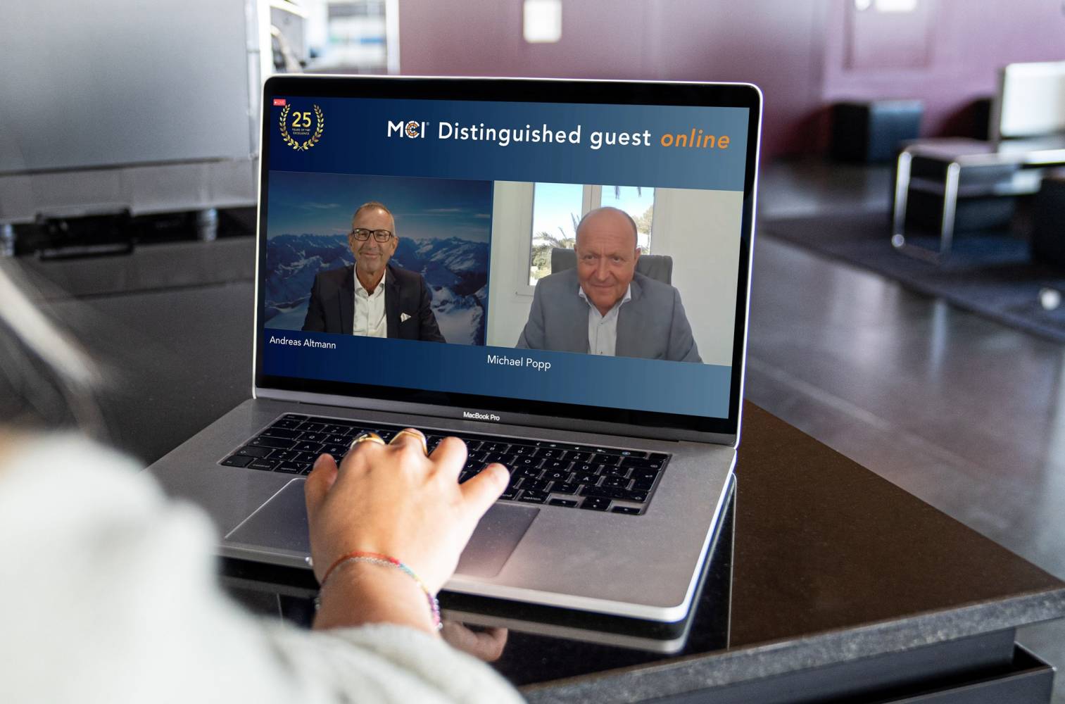 MCI Rektor Andreas Altmann im Gespräch mit Prof. Michael Popp, Vorstandsvorsitzender von Bionorica. Foto: MCI