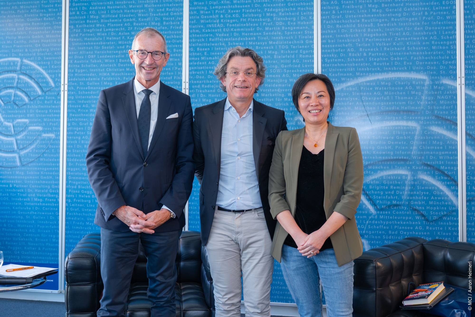 China expert Frank Sieren with MCI Rector Andreas Altmann and Wei Manske-Wang (Head of MCI China Center) (c) MCI Heimerl