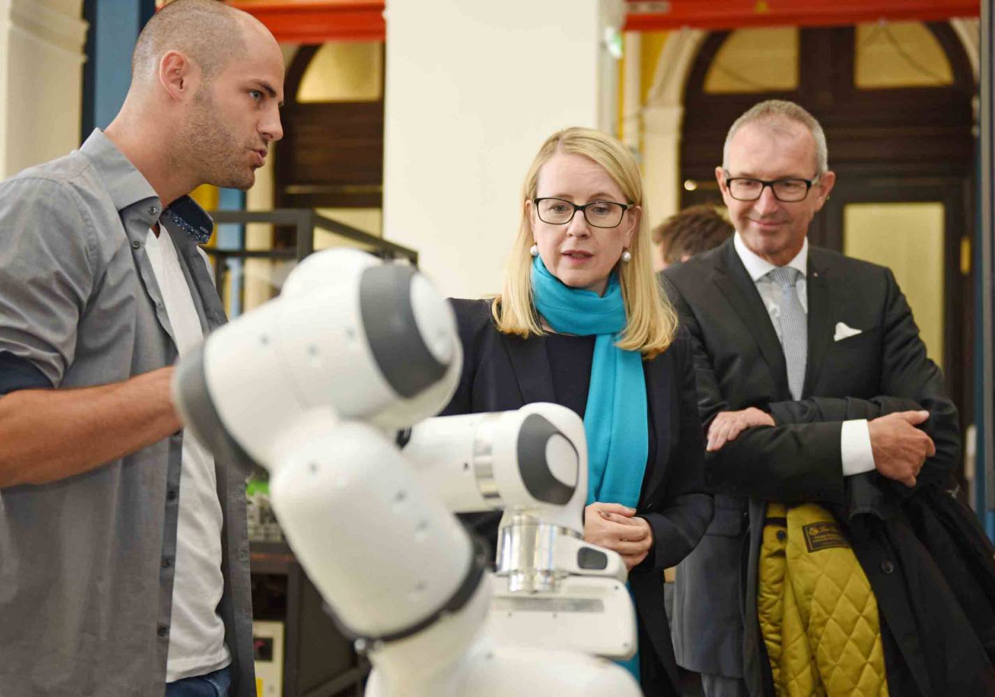 Federal Minister Margarete Schramböck also visited the technical departments of the MCI.
