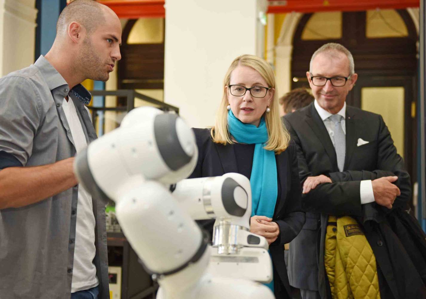 Bundesministerin Margarete Schramböck besuchte auch den Technik-Standort des MCI.