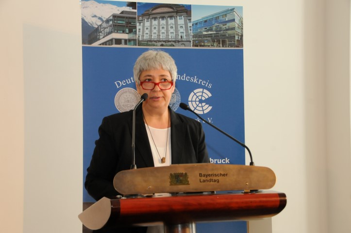 Seyran Ates während der Podiumsdiskussion