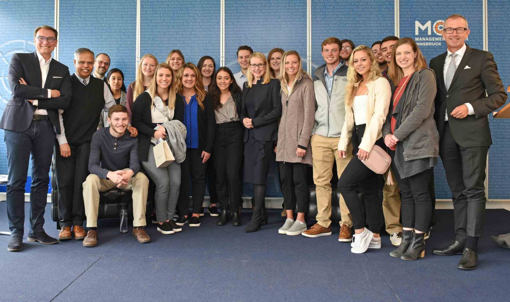 Federal Minister Margarete Schramböck with students from the University of Nebraska at Omaha.