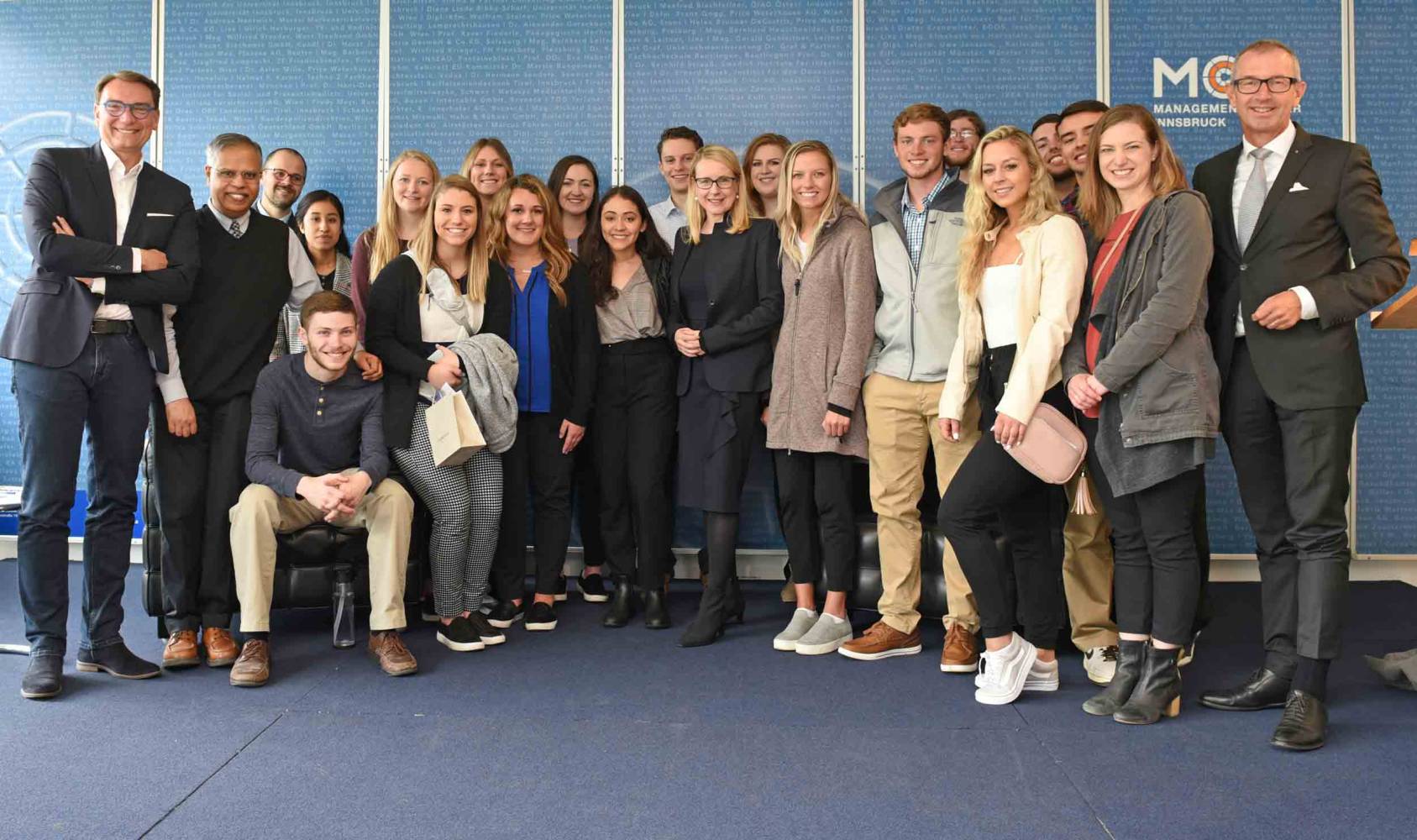 Bundesministerin Margarete Schramböck mit Studierenden der Universität Nebraska at Omaha.