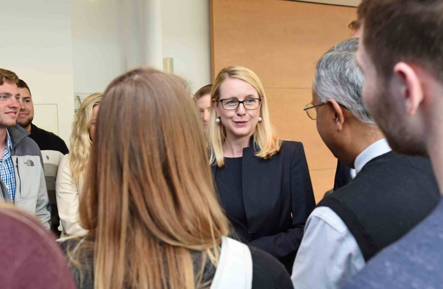 Bundesministerin Margarete Schramböck im Gespräch mit Gästen.