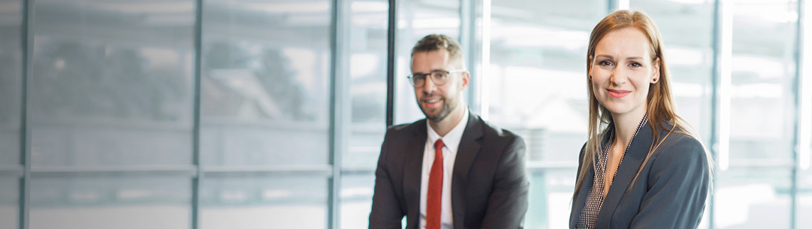 Gruppe vor Bildschirm bei Datenanalyse, drei Menschen sichtbar, drei verdeckt 