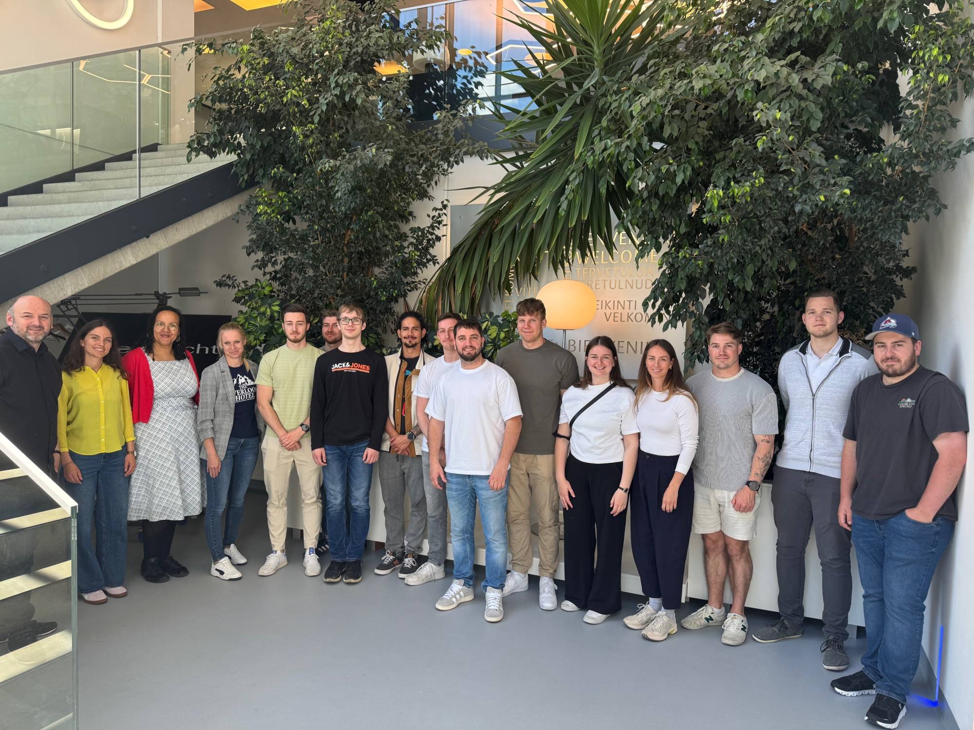 <p>SBT-Jahrgang 2023 und Faculty genossen die vielfältigen Einblicke am Hauptstandort des Partnerunternehmens planlicht in Vomp. Foto: © MCI/Barbara Messner</p>