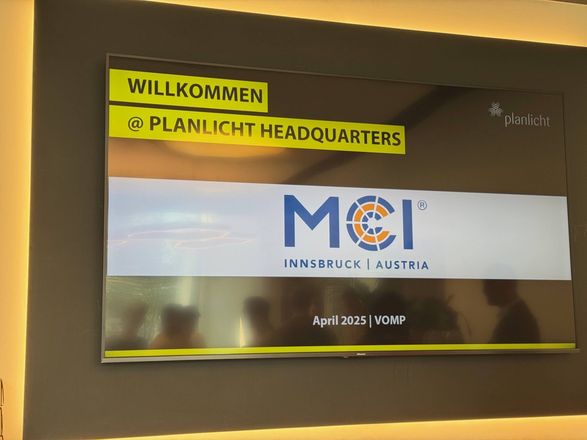 <p>Für die wiederholte Einladung und das vielfältige Programm in Vomp dankt der Studiengang allen Kolleginnen und Kollegen des Partnerunternehmens „planlicht“. Foto: © MCI/Barbara Messner</p>