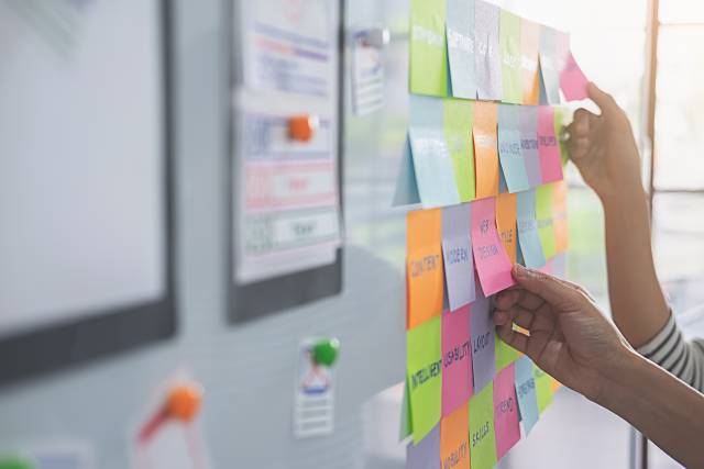 <p><em><em>In interdisziplinären Workshops werden durch Theorieimpulse und interaktive Übungen gemeinsam Methoden des Innovationsmanagements erarbeitet und anhand von Fallbeispielen diskutiert. <em>Foto: ©mind and I_AdobeStock_218891956</em></em></em></p>