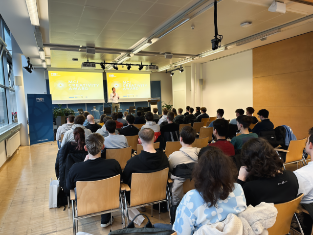 <p>Die Schüler:innen der HTL Anichstraße besuchen Pitchtraining am MCI. ©MCI / Benjamin Seisl</p>