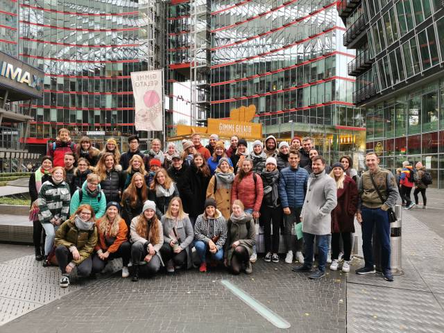 <p>MCI Tourismus Studierende vor dem Sony Center, ©MCI Tourismus</p>