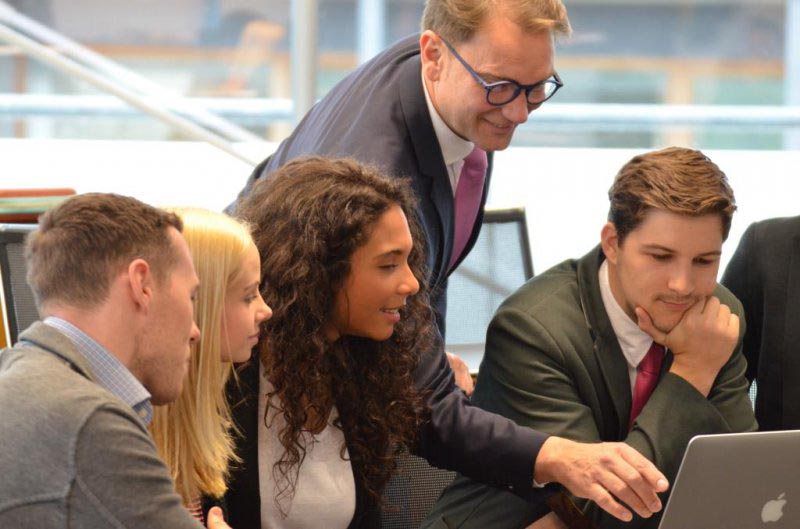 Prof. Dr. Peter J. Mirski mit vier Studenten im Gespräch