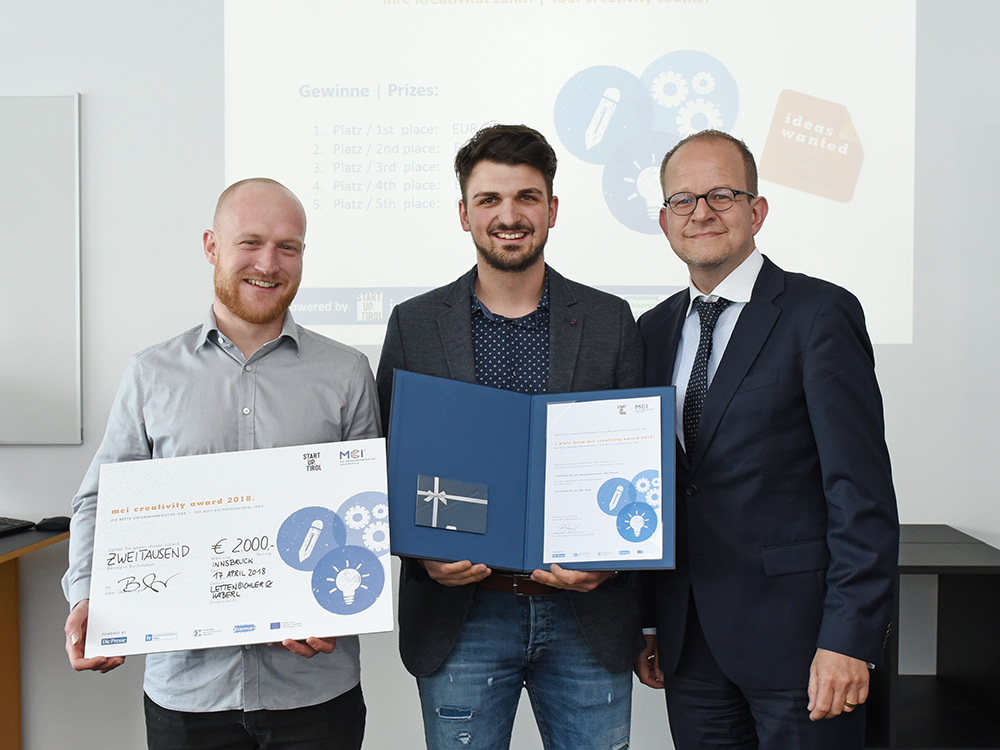 Florian Haberl und Marcel Lettenbichler, Gewinner des 1. Preises beim Creativity Award, mit Prof. Bernd Ebersberger vom MCI. Foto: MCI
