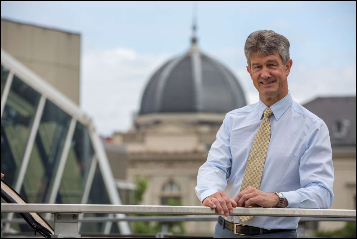 Rektor Harald Kainz von der TU Graz freut sich über die Doktorats-Kooperation mit dem MCI. Foto: Lunghammer/TU Graz