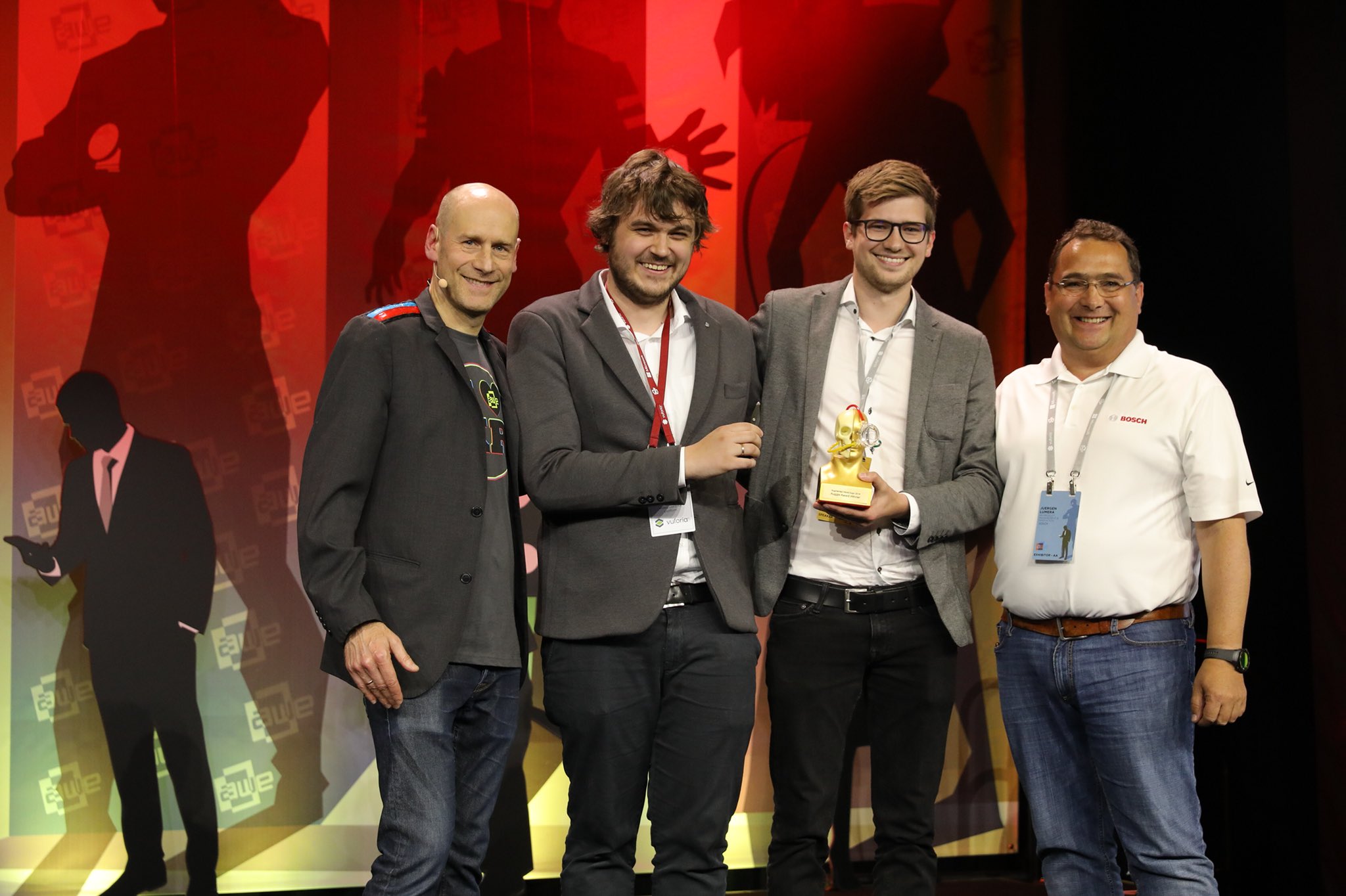 Begeisterung in Santa Clara: Der Holo-Stylus gewinnt den prestigeträchtigen Auggie-Award. Von links: Ori Inbar, CEO und AWE-Mitbegründer, Philipp Landgraf, Holo-Stylus Lead Developer, Luis Bollinger, CMO und Holo-Light-Mitbegründer, Jürgen Lumera von Bosch, einem der Goldsponsoren. Foto: AWE USA 2018