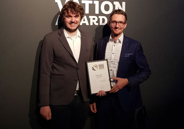 Philipp Landgraf, Holo-Light, und Michael Kraxner, MCI, nehmen den German Innovation Award 2018 in Empfang. Foto: MCI