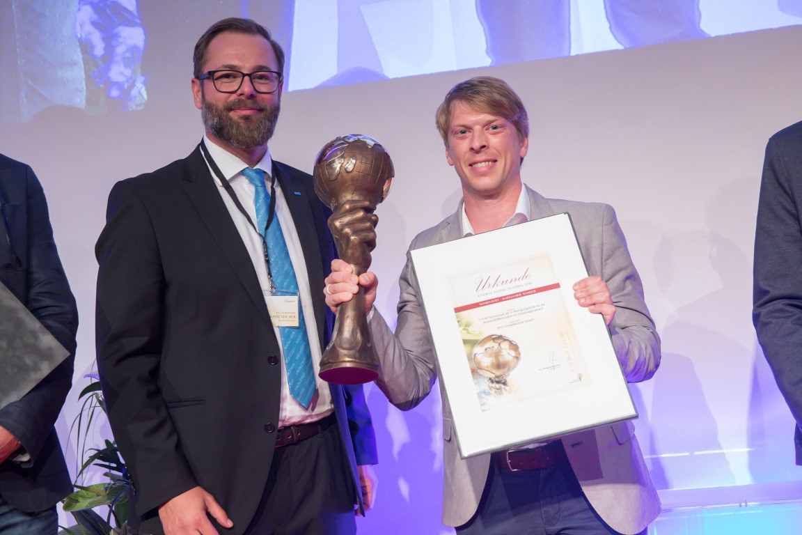 Laudator Johannes Kastenhuber übergibt den Energy Globe Award an Simon Jabornig von SFC. Foto: Hermann Walkolbinger