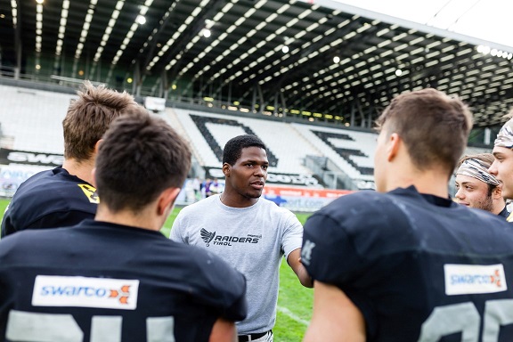 David Oku bleibt Runningback-Coach und wird Master-Student am MCI