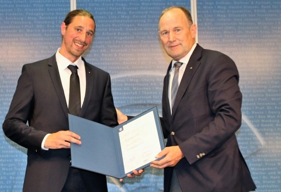 Stephan Schloegl and the chairman of the university college Franz Pegger. Photo: MCI
