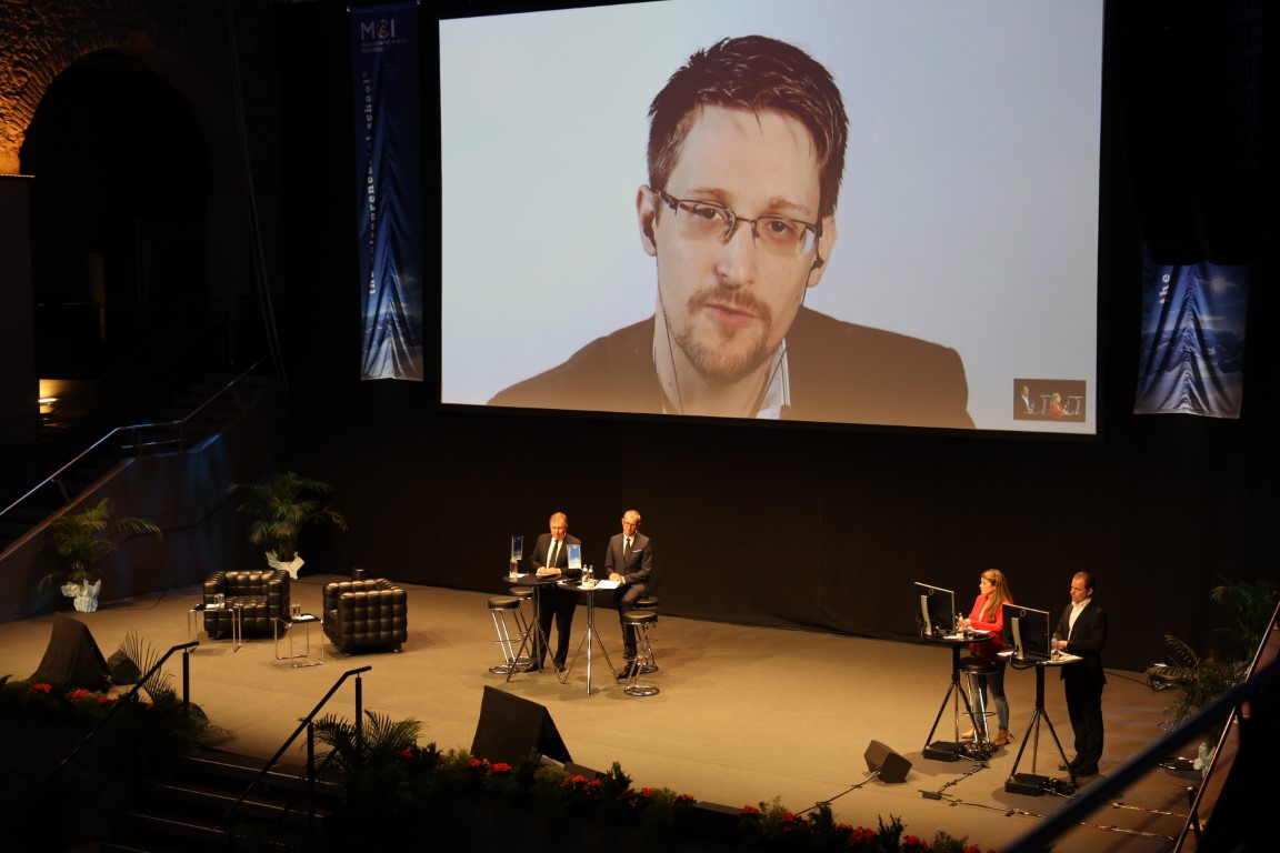 Edward Snowden zog 1.500 Studierende und Freunde des MCI live in der Dogana sowie bis zu 16.000 Internet-User mittels Livestream i in seinen Bann. Foto: 