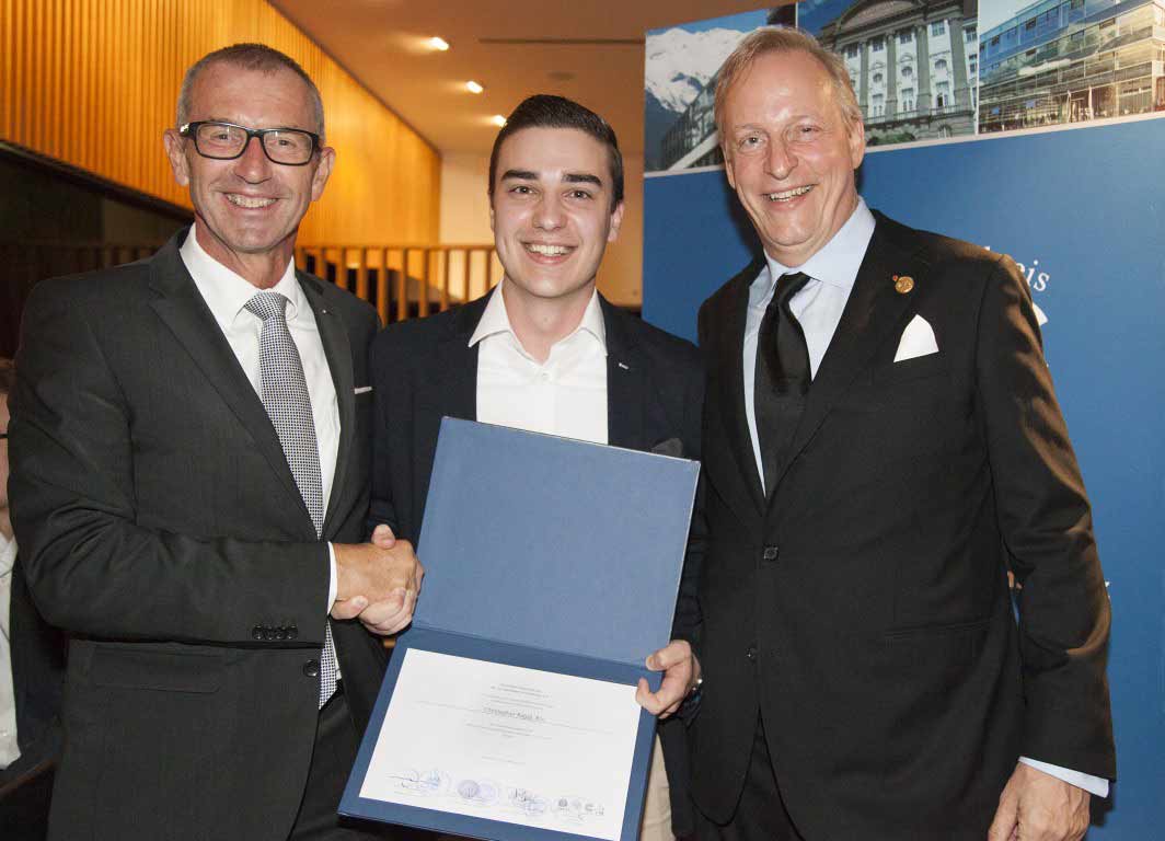 Sichtlich erfreut: Preisträger Christopher Raggl mit MCI-Rektor Andreas Altmann (links) und Yorck Schmidt, Vorsitzender des Deutschen Freundeskreis (rechts). Foto: Andrea Frischauf