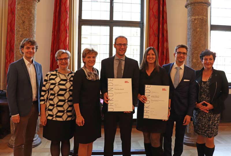 Wissenschaftliche Forschung und Innovation am MCI 2018 ausgezeichnet: Die PreisträgerInnen Anita Zehrer (3. v.r.) und Thomas Stöckl (Mitte) mit Vizebürgermeisterin Christine Oppitz-Plörer (3. v.l.) und Michael Kraxner (MCI, 2. v.r.) im Beisein von Birgit Neu (MA V, 2. v.l), GR Dejan Lukovic (1. v.l.) und GRin Irene Heisz (1. v.r.).  © IKM/A. Steinacker