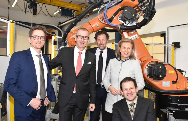  With the support of the State of Tyrol the new “Digital Twin” Competence Center will soon be launched. From left: Michael Kraxner, Andreas Altmann and Andreas Mehrle from the MCI, Patrizia Zoller-Frischauf and Rainer Seyrling from the State of Tyrol. Photo: Jakob Kathrein