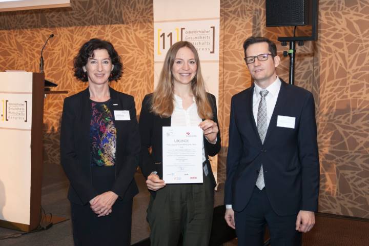 MCI-Preisträgerin Sylvia Dirnberger (Bildmitte) mit Eva Maria Adamer-König (FH Joanneum, links) und Alexander Müller-Vonderlind (Janssen, rechts). Foto: Sophie Kirchner