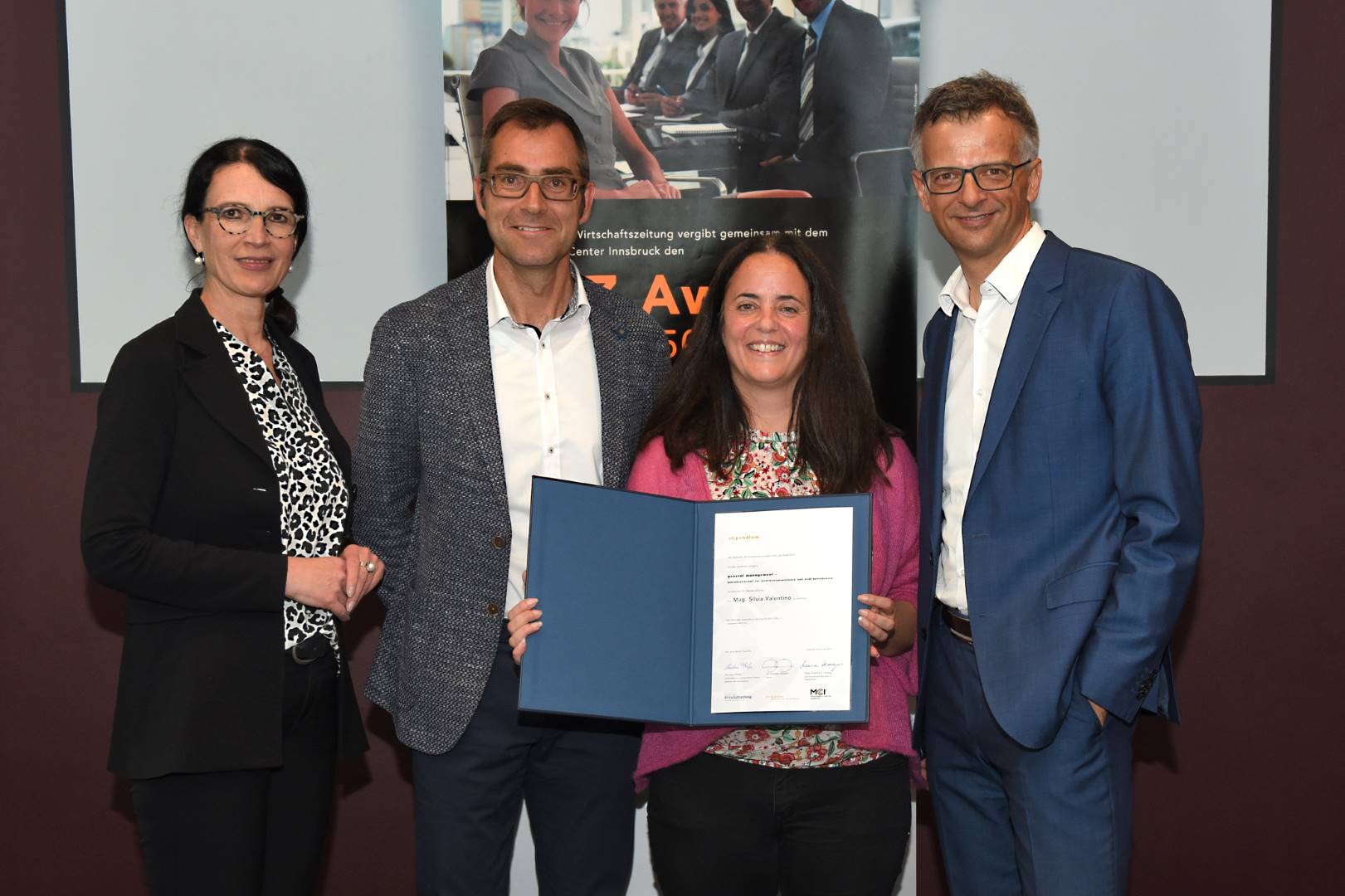Gratulation zum SWZ-Award 2019. Von links: Susanne E. Herzog, Christian Pfeifer, Preisträgerin Silvia Valentino, Kurt Matzler. Foto: MCI