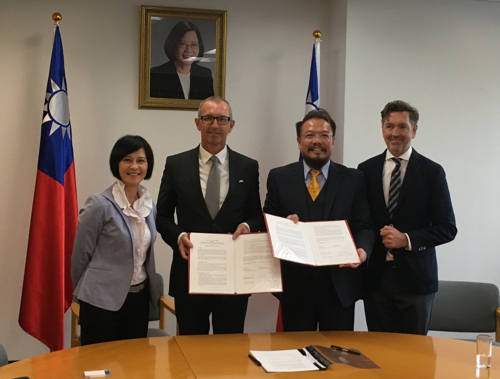 Die Taiwanesische Botschafterin Vanessa Sikh mit MCI-Rektor Andreas Altmann, Bildungsdirektor Robin Yun-Pin Lu und FHK-Generalsekretär Kurt Koleznik bei der Unterzeichnung des Memorandums of Understanding. Foto: Teco Vienna