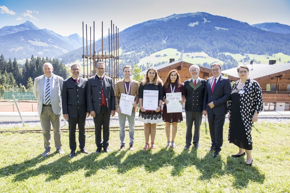 Die Euregio JungforscherInnen 2019 mit Gratulanten. Von links: Regionalrats-Präsident Roberto Paccher (Trentino), LH Arno Kompatscher (Südtirol), WK-Präsident Christoph Walser (Tirol), Raffael Heiss, Valentina Morandi, Shahla Asgharinia, Handelskammer-Präsident Michl Ebner (Südtirol), LH Günther Platter und JungforscherInnenpreis-Jurorin Ulrike Tappeiner. Foto: Sedlak