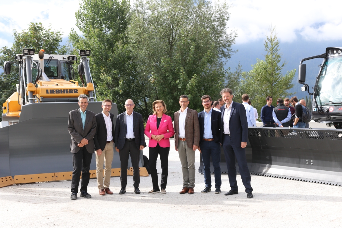 Digital Twin Lab starts at MCI. From left: Ulrich Hammerle, technical director Liebherr-Werk Telfs, Michael Kraxner, Head R & D MCI, Werner Amort, president Prinoth, Economic Affairs Minister Patrizia Zoller-Frischauf, Horst Haller, board member Prinoth, Martin Kirchmair, Head R & D Prinoth, Andreas Mehrle, head of studies MCI.Photo: Prinoth