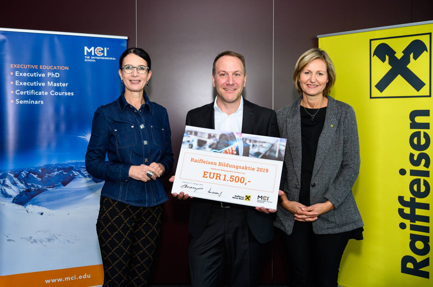 Gratulation an den Gewinner der Raiffeisen Bildungsaktie: v. l. Susanne E. Herzog, MCI Executive Education, Preisträger Christian Fohrmann, Gabriele Zimmermann, Raiffeisen Kommunikation. Foto: Franz Oss