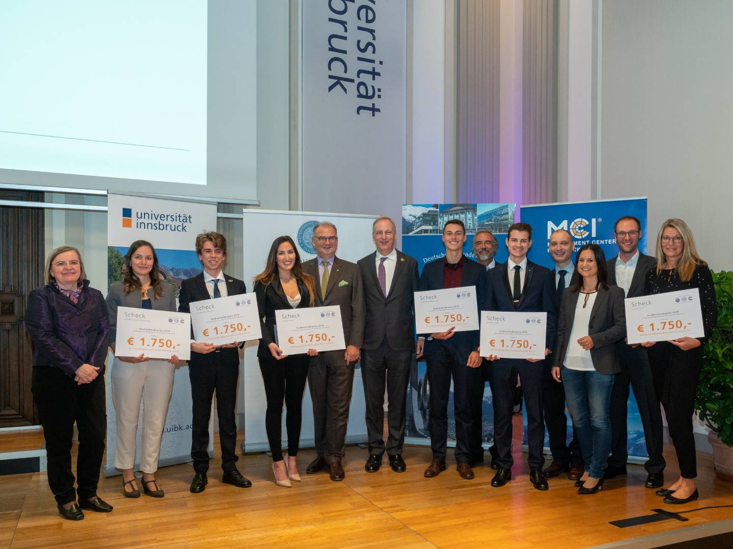 DFK-Vorsitzender Yorck Schmidt (Bildmitte) hat die diesjährigen Förderpreise übergeben. Die MCI-Preisträger: Simon Bauer, Maximilian Nißlein und Thomas Steidl. Foto: UIBK