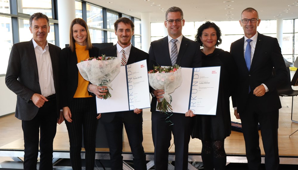 Thomas Senfter und Lukas Möltner nehmen den 'Preis der Landeshauptstadt Innsbruck für Forschung & Innovation am MCI' entgegen. Von links: Bürgermeister Georg Willi, Gemeinderätin Theresa Ringler, Thomas Senfter, Lukas Möltner, Gemeinderätin Ingrid Heisz, MCI-Rektor Andreas Altmann. Foto: IKM/A.Steinacker