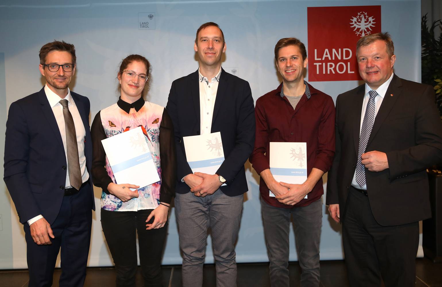 Michael Kraxner, Head of Research & Development at the MCI and Regional Minister for Science Prof. Bernhard Tilg congratulate the award-winning scientists at the MCI. From left: Michael Kraxner, the MCI researchers Monica Nadegger, Peter Leitner, Raffael Heiss, Regional Minister for Science Bernhard Tilg. Absent from the photo session were Thomas Dilger, Jan Back, Nataly Knöpfle. Photo: frischauf-bild