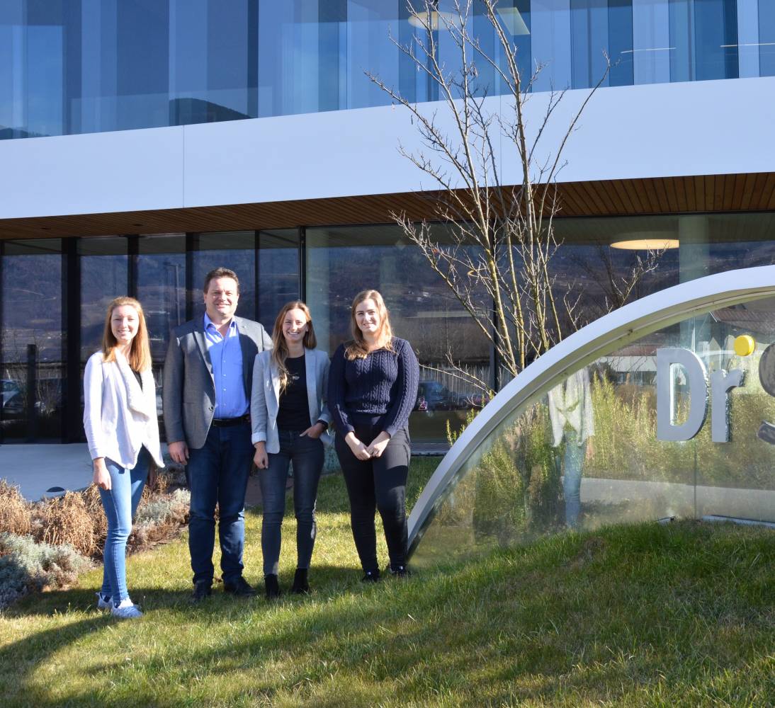 Christiane Gurschler and Marina Pünsch will benefit from the Dr. Schär Scholarship 2020. From left: Valentina Thurner (Dr. Schär HR Marketing), Herbert Spechtenhauser (Dr. Schär Head of HR), Marina Pünsch, Christiane Gurschler. Photo: Dr. Schär