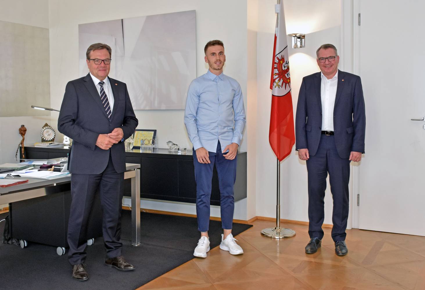 from left: Governor Günther Platter, MCI-student Dominique Nussbaum,  government representative Johannes Tratter. Photo: Land Tirol/Brandhuber