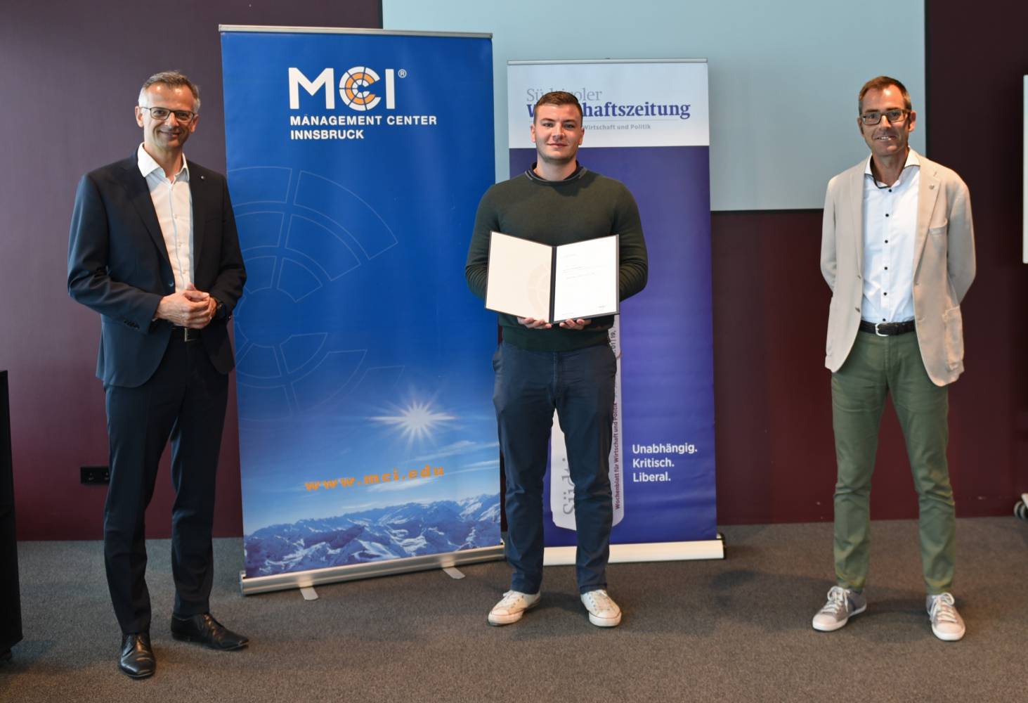 Univ.-Prof. Dr. Kurz Matzler (links) und SWZ-Chefredakteur Christian Pfeifer (rechts) gratulieren SWZ-Preisträger Matthäus Kammerer (Mitte). Foto: MCI