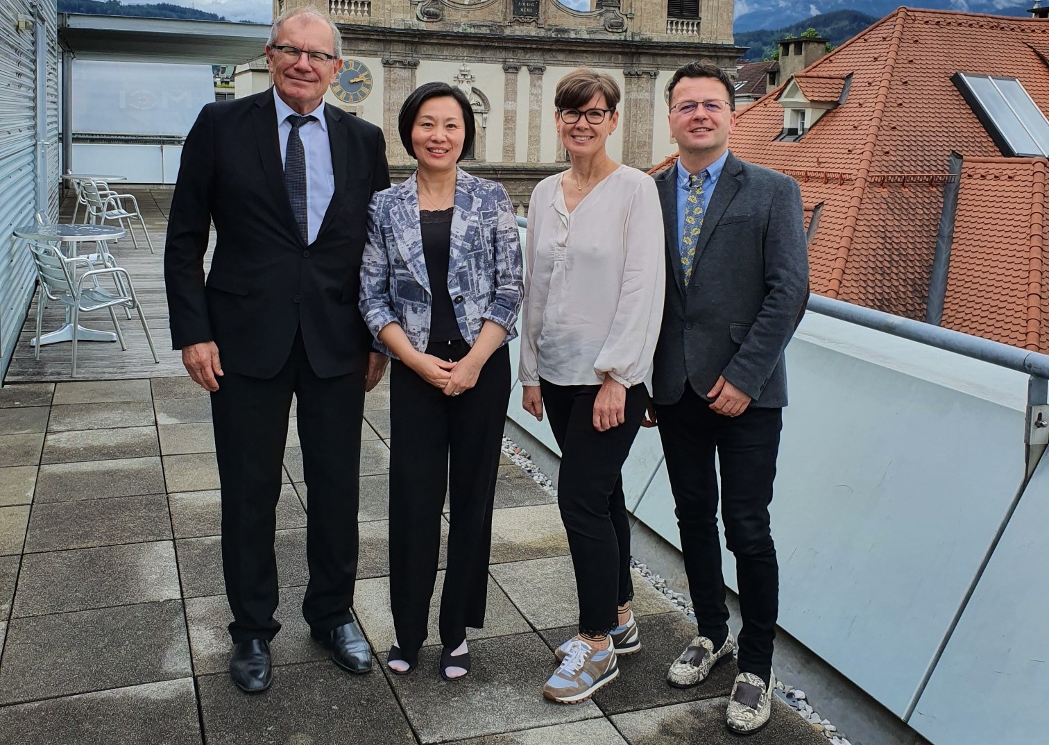 Erfolgreiche Gespräche in Innsbruck: von links Volker Haldenwang (Leiter SZTU Business School), Wei Manske-Wang (MCI), Susanne Lichtmannegger (Leiterin International Office, MCI), Vladan Antonovic (MCI). Foto: MCI