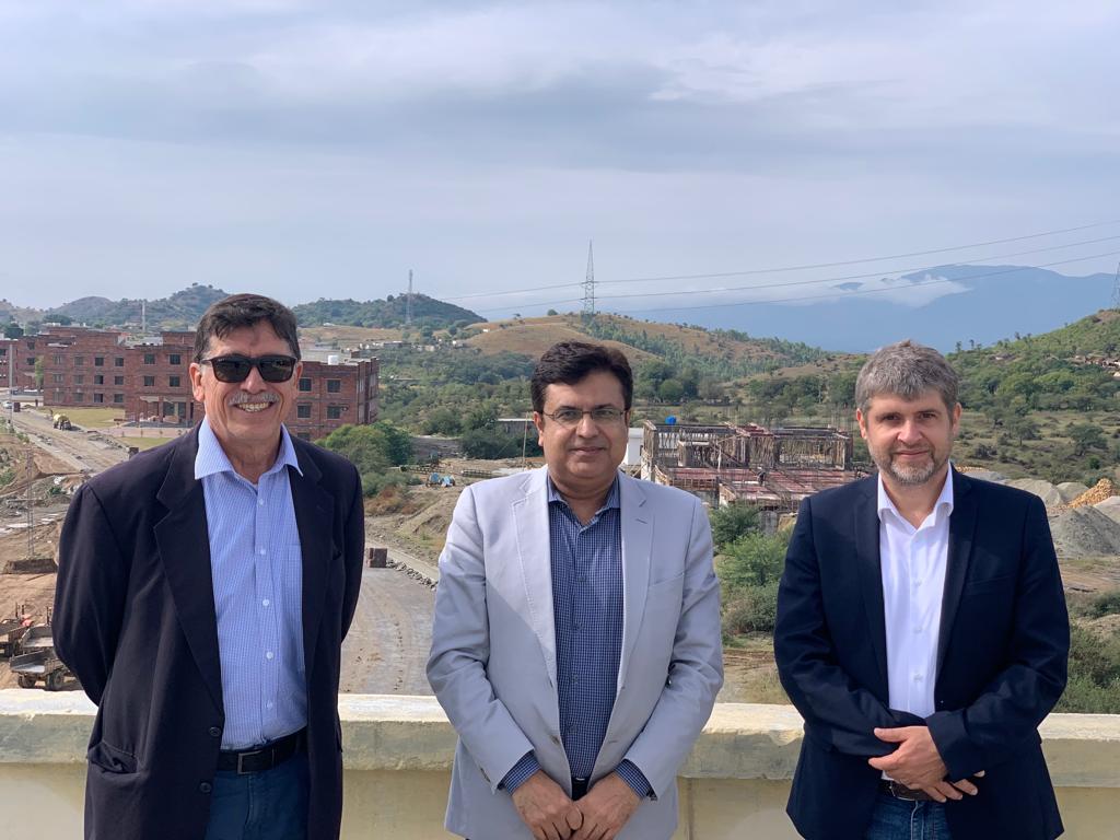 MCI auf Besuch in Pakistan 2019. Von links nach rechts: Nasser Ali Khan, Project Director der PAF-IAST, Arshad Hussain, Direktor der School of Chemical and Materials Engineering und MCI-Senior Lecturer Alexander Dumfort. 