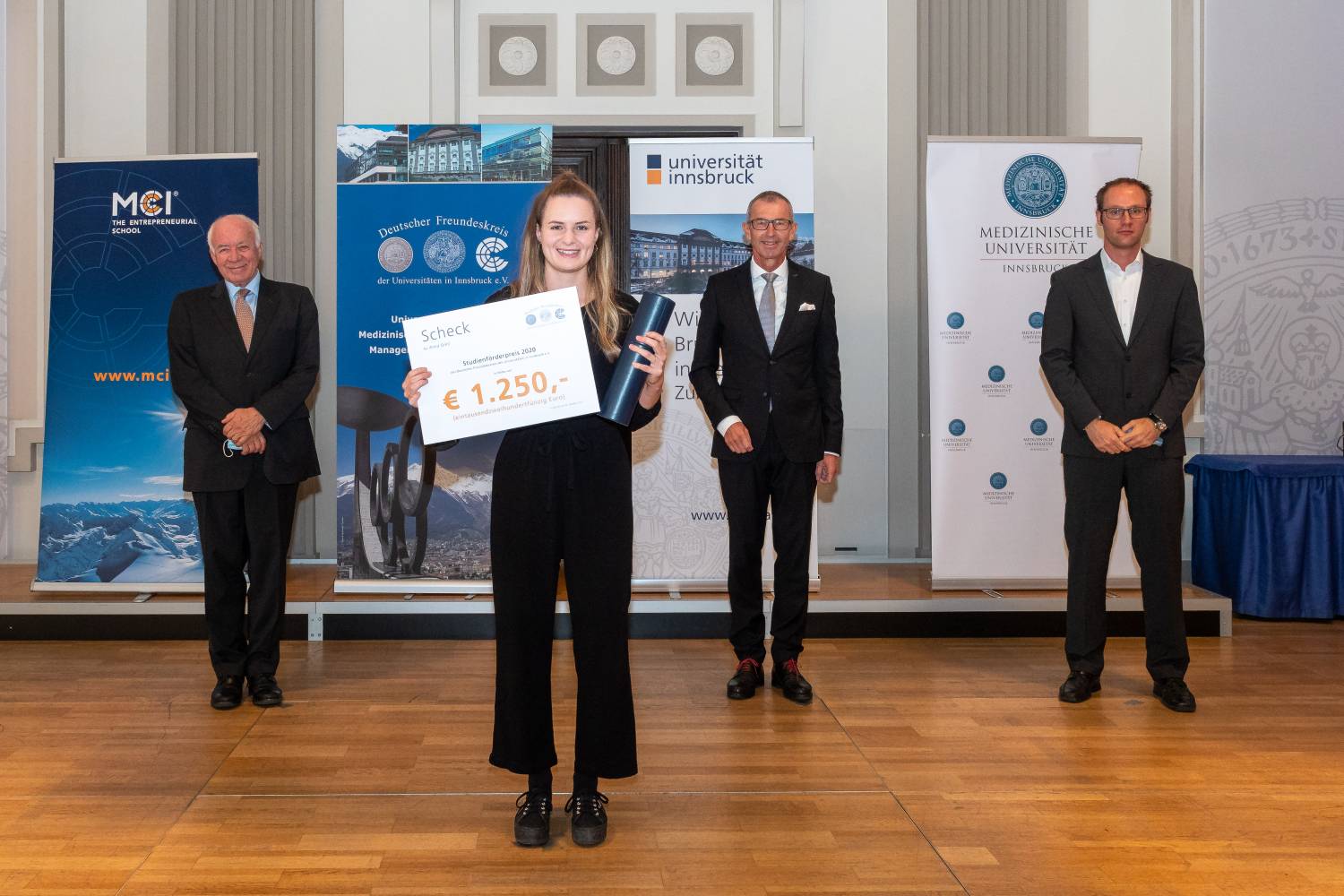 Preisträgerin Anna Greil mit DDr. Herwig van Staa, MCI-Rektor Andreas Altmann und dem stellv. Leiter des MCI-Studiengangs Business & Management Thomas Stöckl. ©Universität Innsbruck