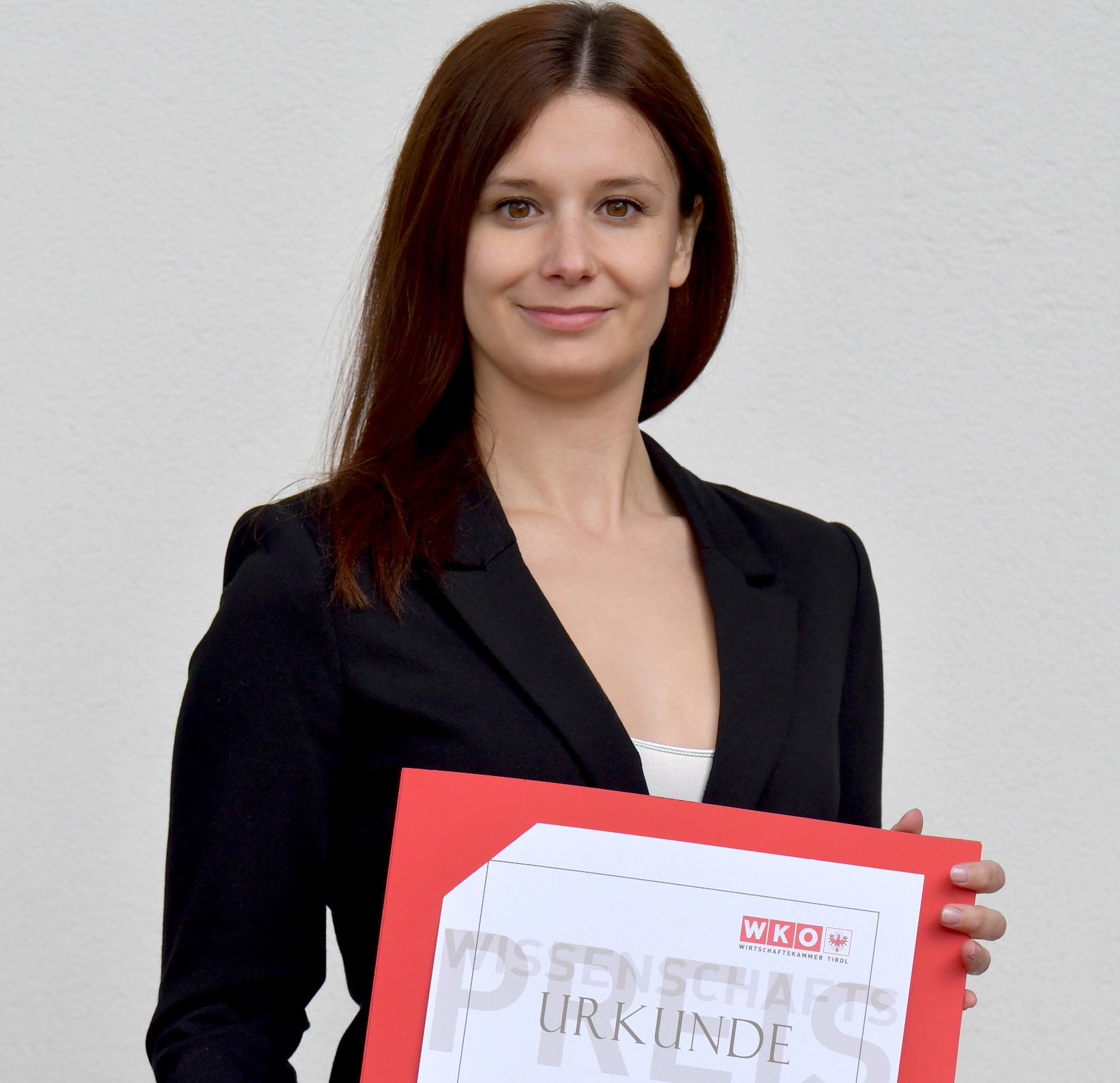 MCI-Absolventin Adriana Wacker erhält den Wissenschaftspreis der Tiroler Wirtschaftskammer. (c)Specht