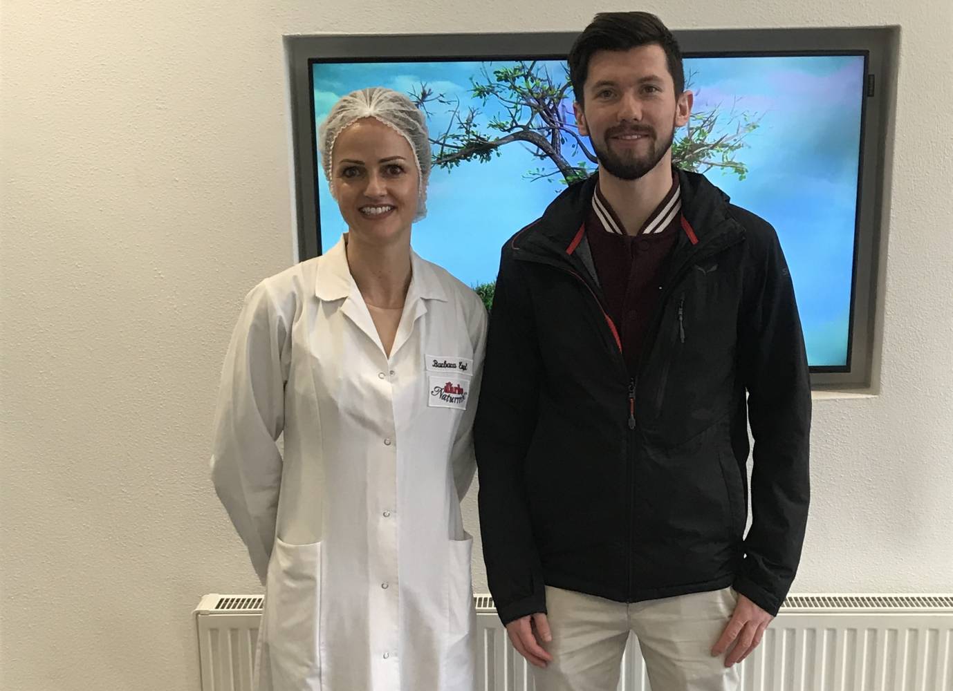 MCI student Dominik Huber with Dr. Barbara Empl, head of Darbo quality management. Foto: MCI/Bach